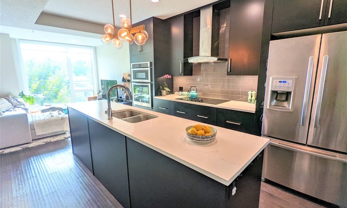 East Village Condominio | Monki Di Executive Suites - GLAS - Luxury Inner City Home 3 min to Downtown w Private Rooftop Patio Fireplace