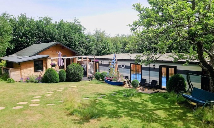 Ryde Cabina | 'Monktonmead Lodge' con piscina cubierta privada. Ubicación aislada, cerca de Ryde.