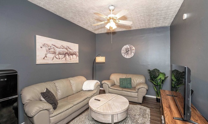 Newport Condominio | Monmouth Loft 4 | Walk to Shops