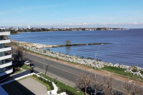 Colonia del Sacramento Apartamento | Mono ambiente frente al río, con amenities