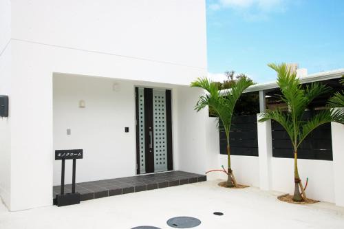 Tokeshi Casa | Monochrome