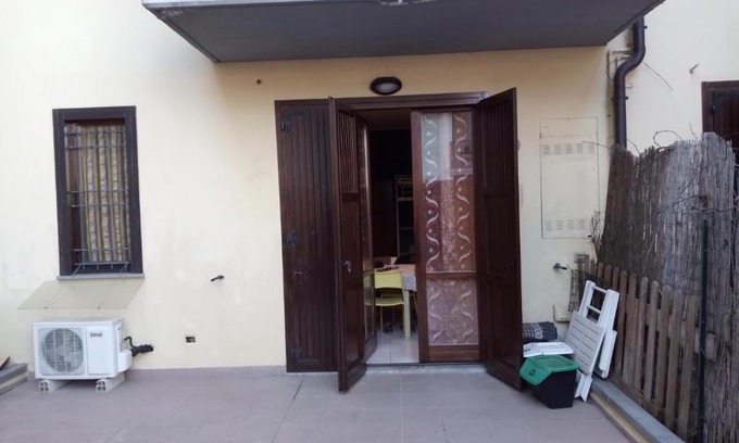 Lodi Apartamento | monolocale con giardino completamente arredato con cantina e 2 biciclette quando le persone sono nella struttura se recedono non verranno risarcite