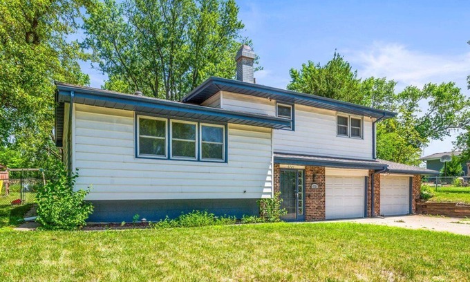 South Central Omaha Casa | Monroe. Quiet 4BR w/ Huge Yard . Ideal for Crews & Families