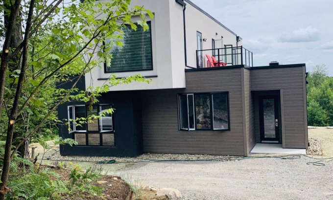 La Conception Casa | Mont Tremblant - ¡Nueva casa hermosa de 2,300 pies cuadrados en alquiler! Piscina / jacuzzi. ¡Muy privado!