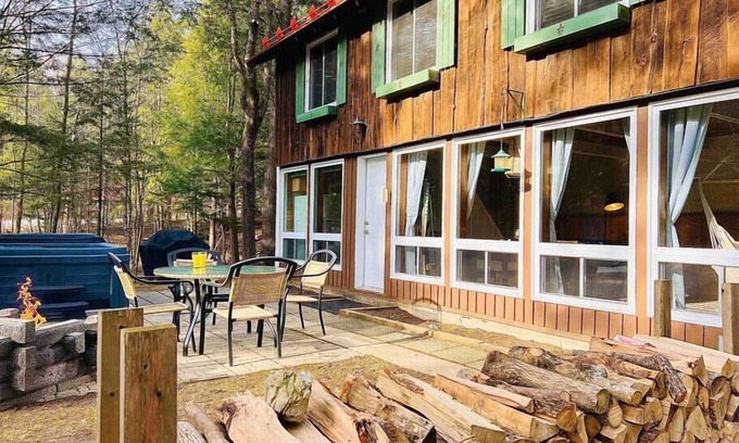 Orford Chalet De Esquí | Montagnard-SPA-Mont-Orford-SEPAQ-Wood fireplace