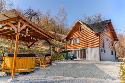 Avram Iancu Cabina | Montain Wild Chalet with Wooden Hot Tub