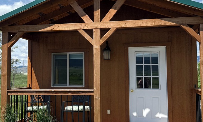 Whitehall Cabina | Charming cabin in serene Whitehall with WiFi, AC. bathroom, kitchen, BBQ, views