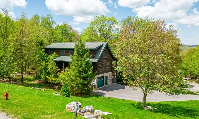 Mountainside Casa | Montana East | Stunning Cabin, Mountain Views!