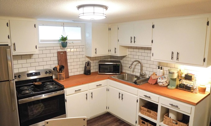Great Falls Condominio | Montana-inspired Boho Bungalow with electric fireplace & continental breakfast!