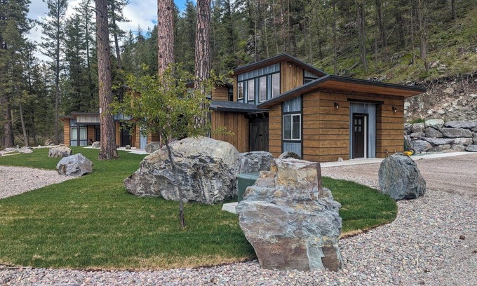 Bigfork Cabina | Montana ponderosa Cabin #3- Close walk to Flathead Lake and Near Glacier Park