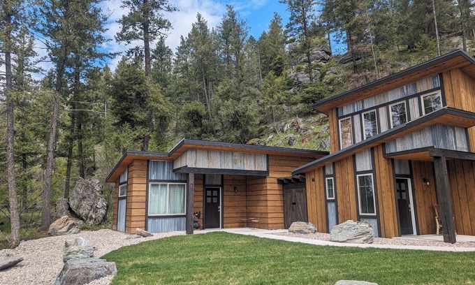 Bigfork Cabina | Montana Ponderosa Cabin #4- Walk to Flathead Lake, Short drive to Glacier Park