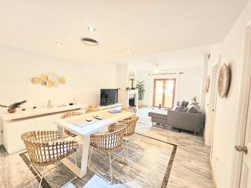 Castillo de Sabinillas Apartamento | Monte Duquesa large 2 bed ground floor, close to Port and Beach with communal pool