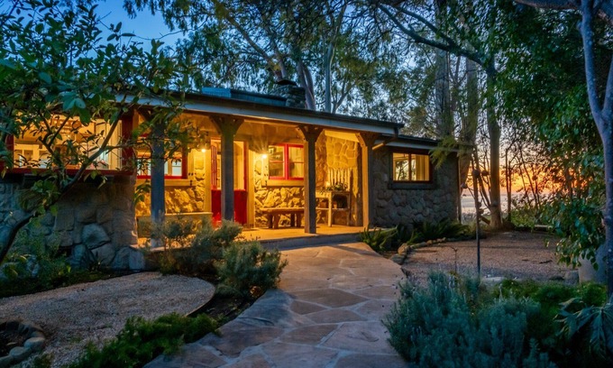 Toro Canyon Casa | Montecito Hidden Valley Gem