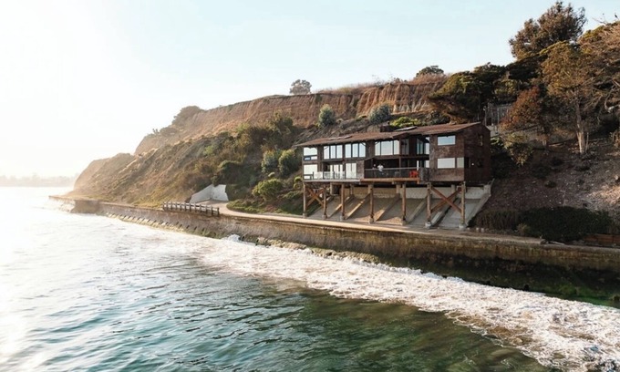 Santa Barbara Casa | Montecito Point — An Architectural Landmark on the Beach