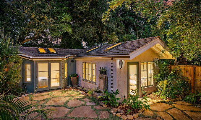 Hedgerow Cabaña | Montecito Beach Holiday - Tropical Coastal Cottage within Walking Distance to Miramar Beach