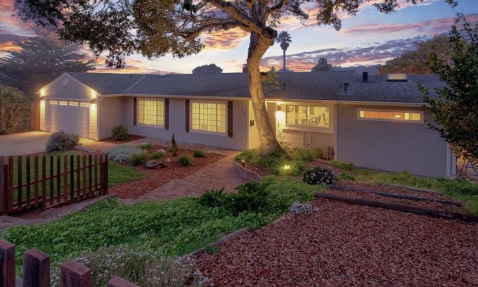 Del Rey Oaks Casa | Monterey Bay Home Near Pebble Beach & Carmel with Putting Green & AC 3Bed 2 Bath