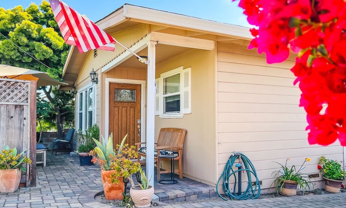 Seaside Casa | Monterey Co. Bungalow Near the Ocean - 2 Free Aquarium Passes Included!