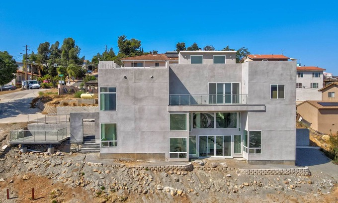 La Presa Casa | MONTH TO MONTH Amazing Views NEW Luxury 5 Bed 4.5 Bath Modern Home