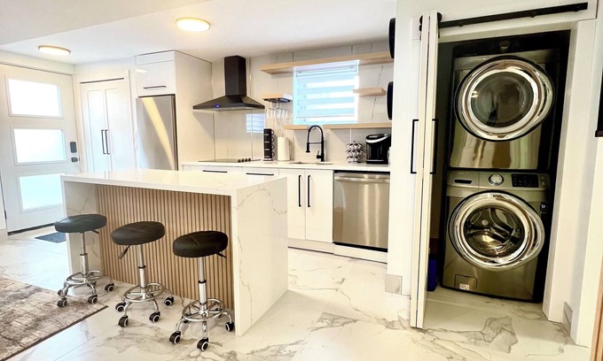 Lakeview Casa | Month to Month Newly-Built 1 bedroom Unit with a Private Backyard