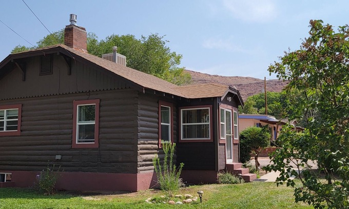 Moab Cabina | Month to Month Rental - Adorable 2 bedroom cabin close to downtown Moab!