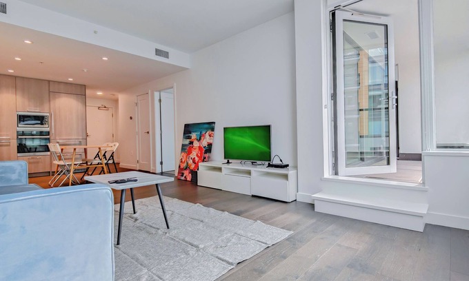 Richmond City Centre Condominio | (Monthly 40% OFF) Modern High-Rise 2 Bedroom Condo with Stunning City Views