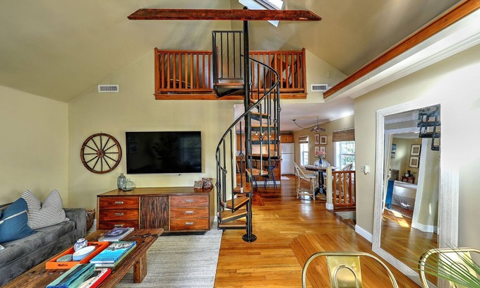Off Broadway Apartamento | Stylish Downtown Newport Apartment