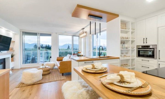 West Side Apartamento | Monthly Furnished Rental: Luxuriously Cozy Kerrisdale Apartment- UBC/YVR/DT