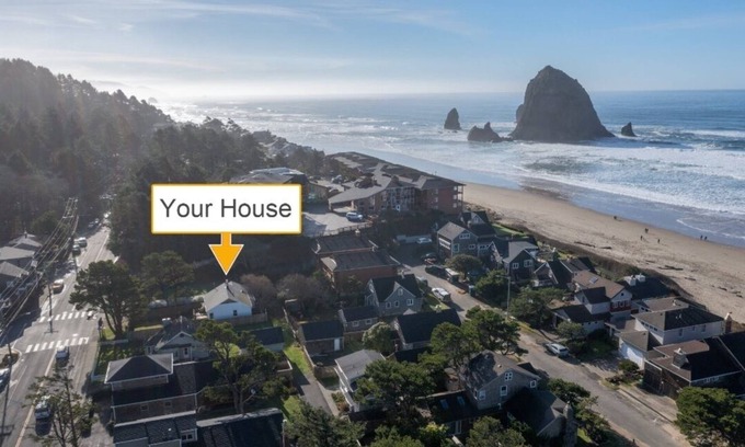 Downtown Cannon Beach Casa | Monthly Memories - 1 block to the beach!