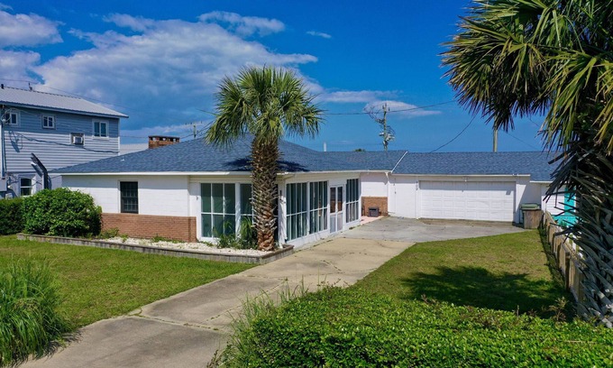 Kure Beach Cabaña | Monthly Off Season Rentals! Charming Beach Cottage, 1 Block to Beach, Kure Pier + Food, Dog Friendly
