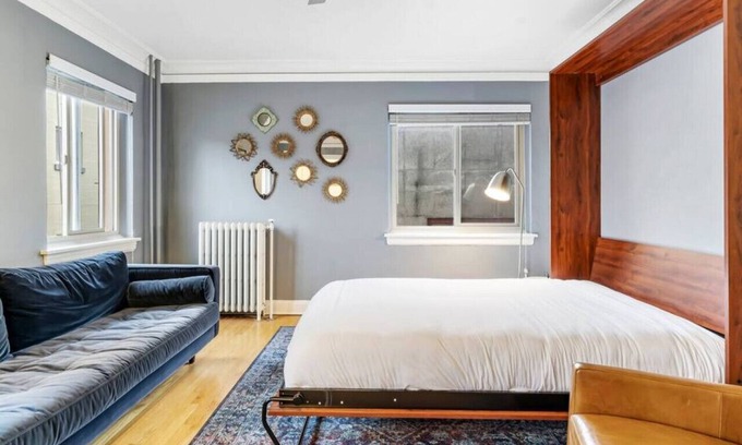 Goose Hollow Apartamento | Monthly Rental - Central Downtown Studio w/Vintage Charm near Train
