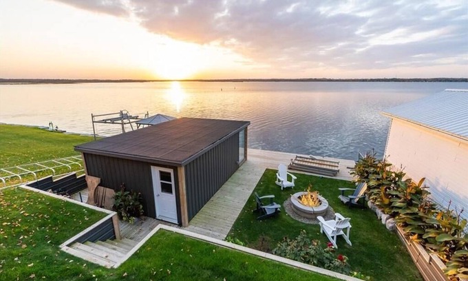 Lindsay Cabaña | (Monthly rental only)Luxury Cottage Sturgeon Lake