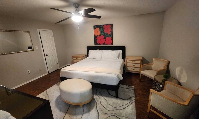 Southaven Casa | MONTHLY STAYS- Cozy 3 BR Home with Private Guest House in Southaven