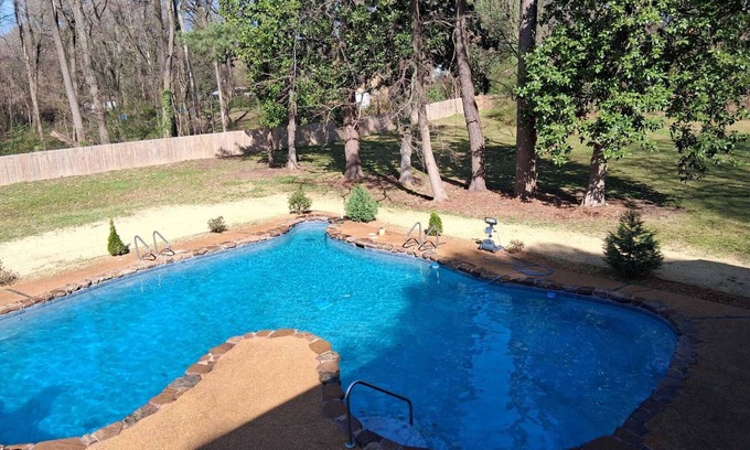 Memphis Casa | MONTHLY STAYS -Massive 13 BR Private Pool, Hot Tub, Casita- Abundant Parking