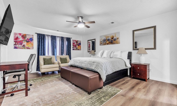 Southwind Casa | MONTHLY STAYS- Modern, Updated 5- Bedroom Brick Home