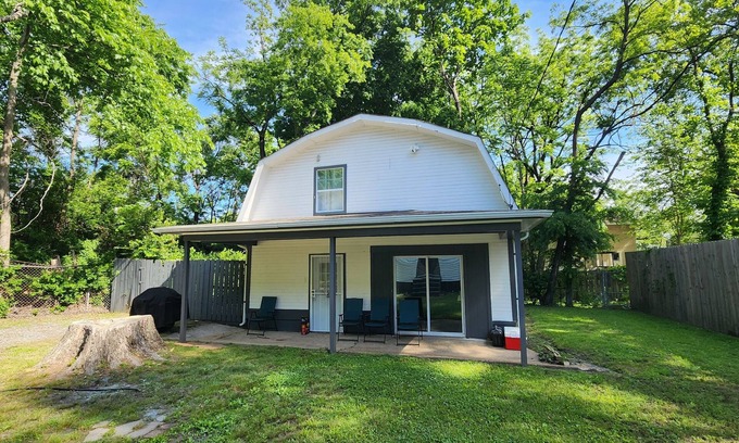 South Memphis Cabaña | MONTHLY STAYS-Spacious Guest House w/ 8+ Beds- Near Downtown & Medical District