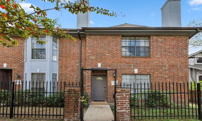 Montrose Casa | Montrose 2-Unit Retreat 4BR Sleeps 20 Near DT