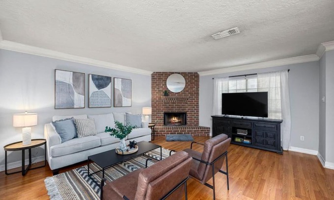 Montrose Casa | Montrose 2BR Sleeps 10 Walkable Gated Parking