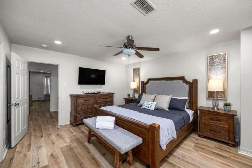 Montrose Casa | Montrose 4BR Sleeps 19 - 2 Homes - Walk to Dining