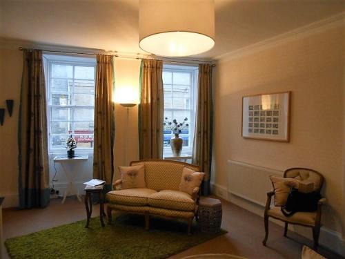 Selkirk Casa | Montrose Apartment