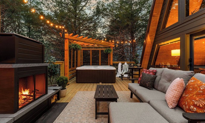 Omaha Cabina | Dreamy Couples’ Cabin | Creek + Private Hot Tub