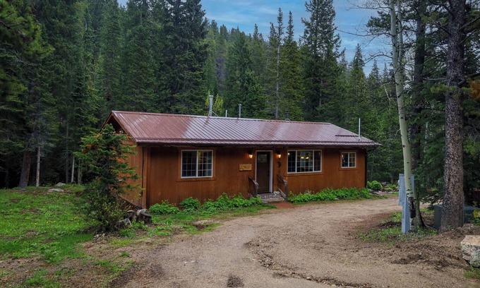 Black Hawk Cabina | Moon Creek Cabin - A Cozy, Rustic Mountain Retreat!