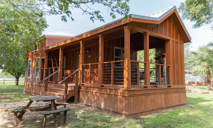 Satin Cabina | Moon River Ranch - Camellia Cabin