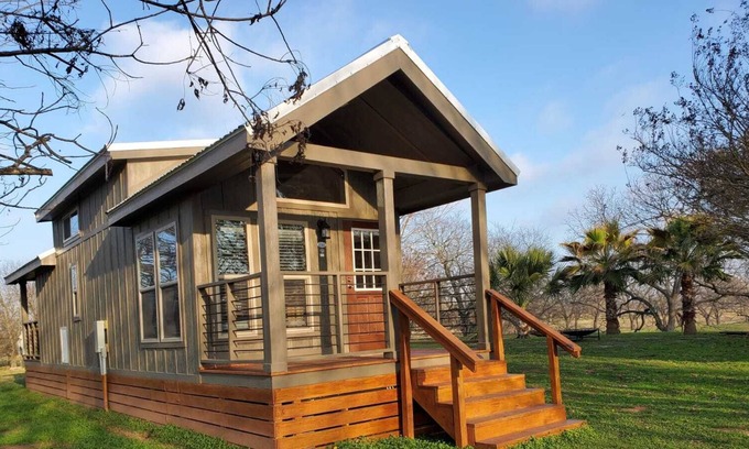 Satin Cabina | Moon River Ranch - Gardenia Cabin