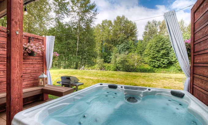 North Bend Casa | Nuevo listado: Moon River Suites 2 - on River, Hot Tub / Grill, Steps to Downtown