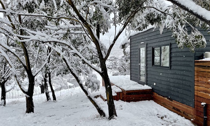Moonbah Cabina | Moonbah Escapes "Wallaby" - Secluded Riverside tiny house in the Snowy Mountains