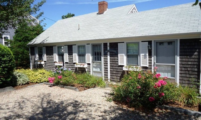 South Chatham Cabaña | Mooncusser Cottage on Taylor's Pond!
