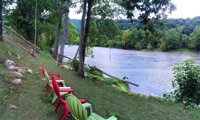 Hot Springs Cabina | MoonDance River Cabin, ¡vive el romance! Cabina de lujo con bañera de hidromasaje.