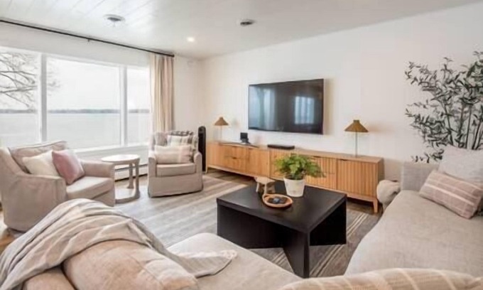 Alexandria Casa | Moonglade House on Lake Carlos