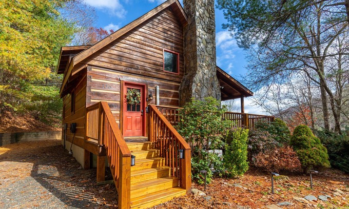 Fleetwood Cabina | Moonlight Lodge - pet-friendly, private, hot tub, fire pit, views between Boone and W. Jefferson