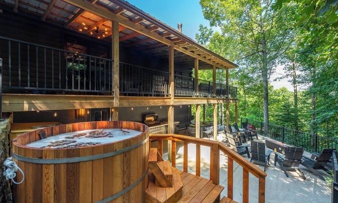 Horse Shoe Casa | Moonlight Mountain Manor w Medicinal Cedar Hot Tub + Game Room + Yoga Studio